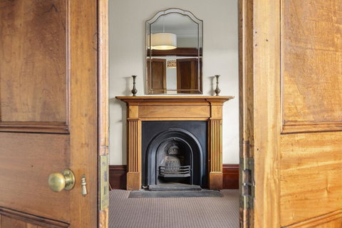 Cromwell Apartment - 3 Red Doors Battery Point - Holiday Jervis Bay 2