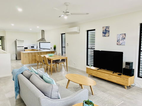 DAYDREAMING Airlie Beach, Water Views & Only 200m To Boardwalk. - Holiday Jervis Bay 0