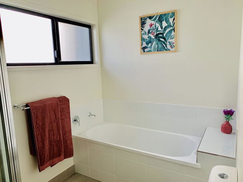 DAYDREAMING Airlie Beach, Water Views & Only 200m To Boardwalk. - Holiday Jervis Bay 3
