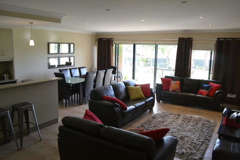 ELSINOR Townhouse 8 Mulwala - Holiday Jervis Bay 2