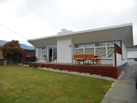 Elusive Penguin - Holiday Jervis Bay 0