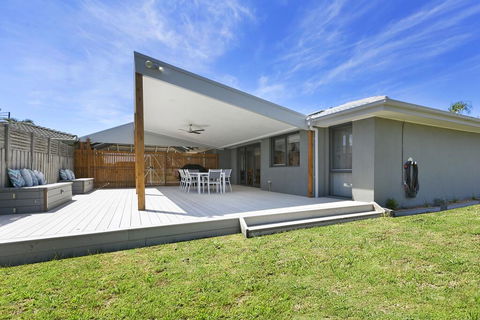 Fairway Views Pet Friendly House With WiFi, AC, Heating, Walk To Beach - Holiday Jervis Bay 0