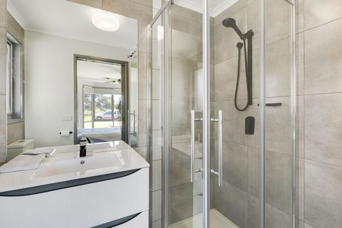 Fairway Views Pet Friendly House With WiFi, AC, Heating, Walk To Beach - Holiday Jervis Bay 2