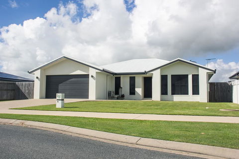 Family Friendly Holiday Home - Holiday Jervis Bay 0
