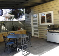 Guesthouse with Pool  BBQ - 10 kms from CBD - Holiday Jervis Bay