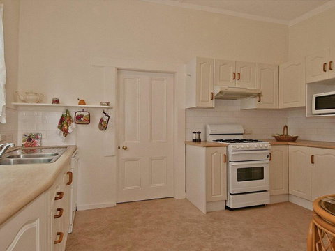 Hollyoak Cottage - Delightful, Ducks And Doileys! - Holiday Jervis Bay 1