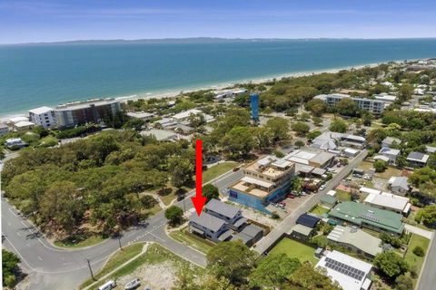LAVISH BEACH HOUSE ON THE SURF SIDE! - Holiday Jervis Bay 0