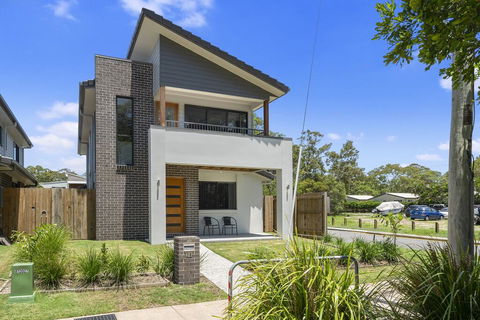 LAVISH BEACH HOUSE ON THE SURF SIDE! - Holiday Jervis Bay 1