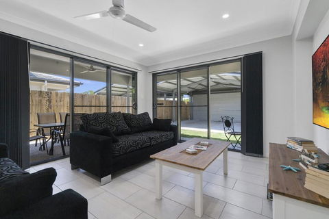 LAVISH BEACH HOUSE ON THE SURF SIDE! - Holiday Jervis Bay 2