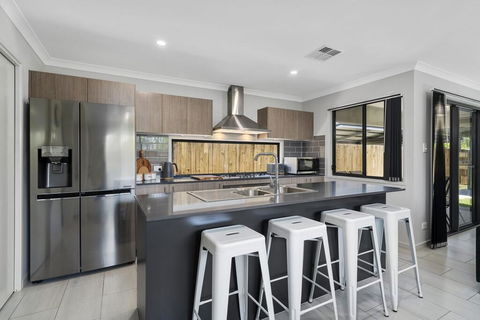 LAVISH BEACH HOUSE ON THE SURF SIDE! - Holiday Jervis Bay 3