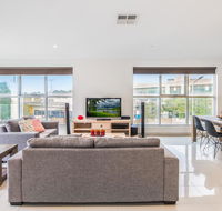 Modern Unit With Balconies Near Melbourne Airport - Holiday Jervis Bay