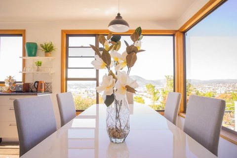 Moonah House-10 Mins To CBD & MONA, 4BR, 2 BATH, Great View, Park 3 Cars, Sleep 11, King Bed, En-suite - Holiday Jervis Bay 0