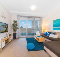 Near Airport  Train Station Stylish Two-Story Apartment - Holiday Jervis Bay