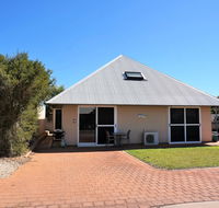 Osprey Holiday Village Unit 103/1 Bed - Perfect short stay apartment with King size bed - Holiday Jervis Bay