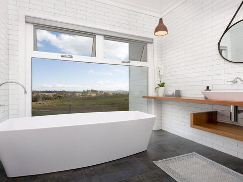 On A Hill - Modern Country Home Near Braidwood - Holiday Jervis Bay 2