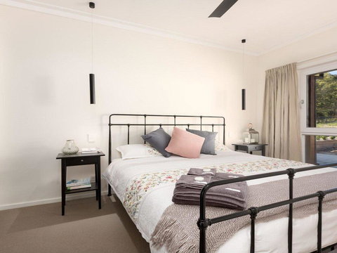 On A Hill - Modern Country Home Near Braidwood - Holiday Jervis Bay 1