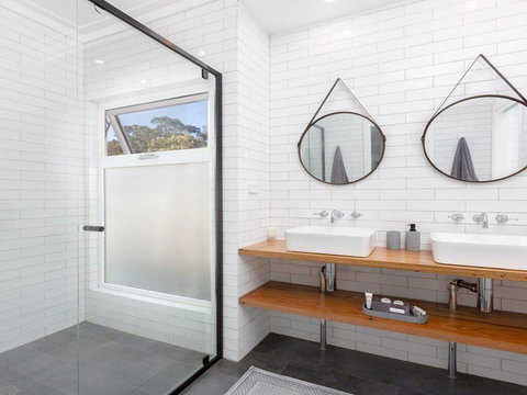 On A Hill - Modern Country Home Near Braidwood - Holiday Jervis Bay 3