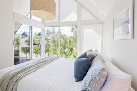 ON THE BEACH - Villa Over The Road From The Beach - Holiday Jervis Bay 0