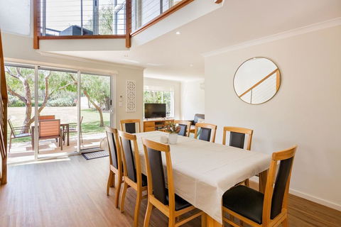 ON THE BEACH - Villa Over The Road From The Beach - Holiday Jervis Bay 1