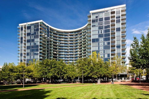 Perfectly Located Modern Apartment - Canberra CBD - Holiday Jervis Bay 2