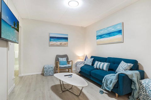 Rare! Modern Unit With Private Fenced Garden Close To The Beach PC5 - Holiday Jervis Bay 3