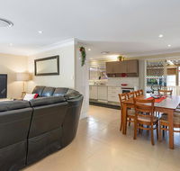 RELAXED COASTAL GETAWAY // MOMENTS TO WATERFRONT - Holiday Jervis Bay