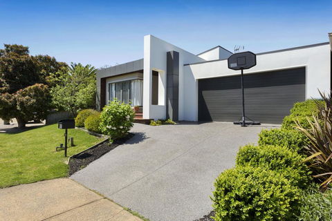 SAFETY BEACH ENTERTAINER - Holiday Jervis Bay 1