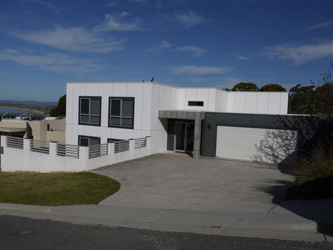 Spectacular Holiday Living - Holiday Jervis Bay 0