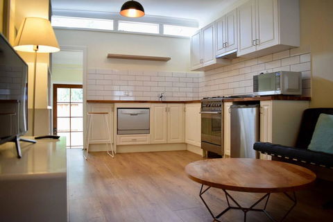 Stylish Cute Cottage In McMahons Point - Holiday Jervis Bay 1