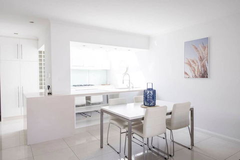 Stylish Executive Apartment With Balcony - Holiday Jervis Bay 2