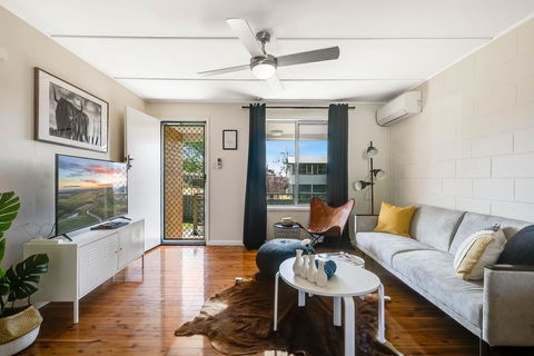The Cowhide Cabin - Comfy, Family Friendly Stays In Toowoomba - Holiday Jervis Bay 1