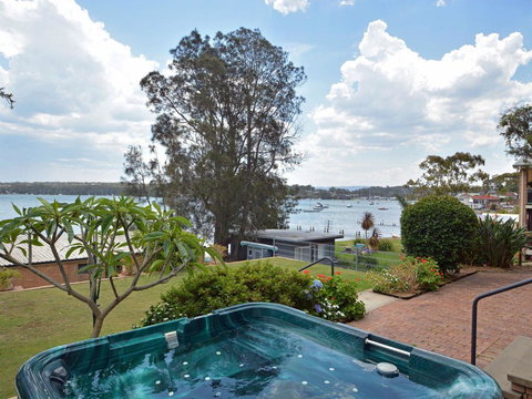 The House On The Lake @ Fishing Point, Lake Macquarie - Honestly Put The Line In And Catch Fish - Holiday Jervis Bay 1