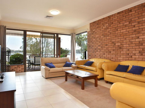 The House On The Lake @ Fishing Point, Lake Macquarie - Honestly Put The Line In And Catch Fish - Holiday Jervis Bay 3