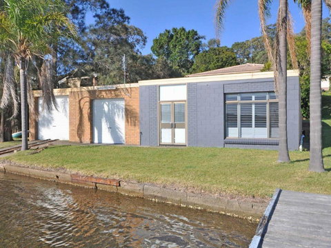 The Studio On The Lake @ Fishing Point, Lake Macquarie - Honestly Put The Line In And Catch Fish - Holiday Jervis Bay 1