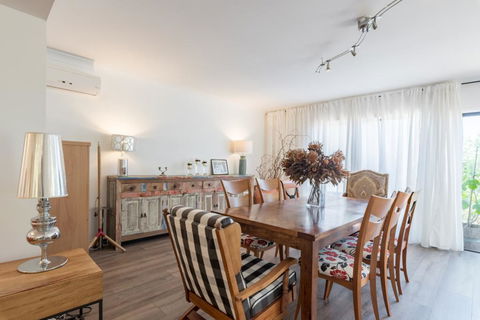 ULTRA SPACIOUS STYLISH HOME IN PRESTONS - SYDNEY - Holiday Jervis Bay 1