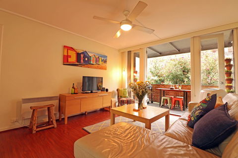 Colour Pop Fitzroy - 3 Bedroom Pet Friendly - Holiday Jervis Bay 1