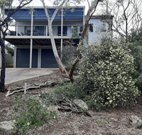 Elevated Holiday House Overlooks Tranquil Wetlands - Holiday Jervis Bay