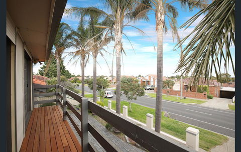 The Gallery Hours - Holiday Jervis Bay 8