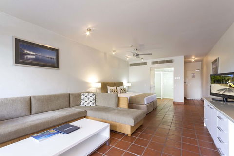 Club Tropical Resort - Official Onsite Reception & Check In - Holiday Jervis Bay 17