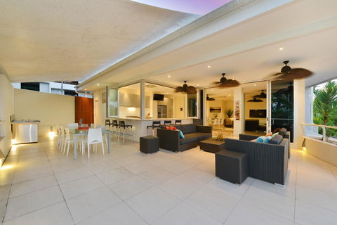 Club Tropical Resort - Official Onsite Reception & Check In - Holiday Jervis Bay 36