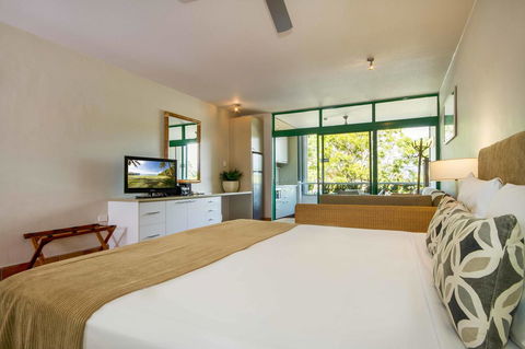 Club Tropical Resort - Official Onsite Reception & Check In - Holiday Jervis Bay 20