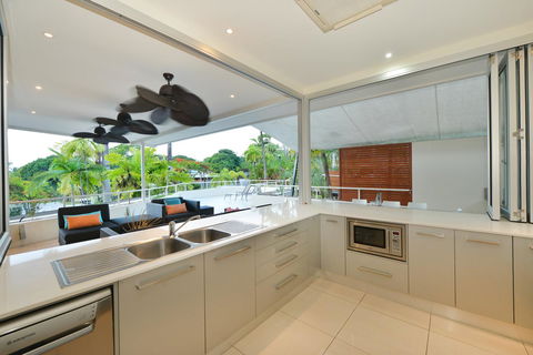 Club Tropical Resort - Official Onsite Reception & Check In - Holiday Jervis Bay 37