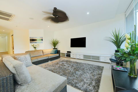 Club Tropical Resort - Official Onsite Reception & Check In - Holiday Jervis Bay 38