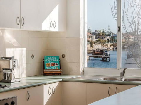 Waters Edge Apartment With Jetty - Holiday Jervis Bay 3