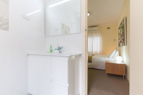 B5 Crawley Apartment 1 BRM & Sleepout Near UWA - Holiday Jervis Bay 2
