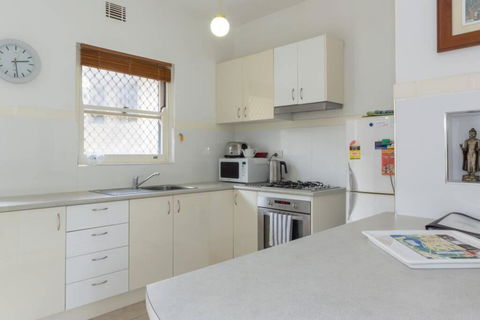 B6 Crawley Apartment 1 BRM & Sleepout Near UWA - Holiday Jervis Bay 3