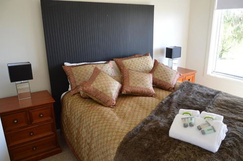BATHURST GOLDFIELDS RESIDENCE On MOUNT PANORAMA - Holiday Jervis Bay 0