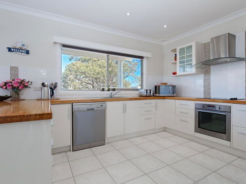 'SeaHaven', 2 Richardson Ave - Large Home With Aircon, Smart TV, WIFI, Netflix & Boat Parking - Holiday Jervis Bay 3