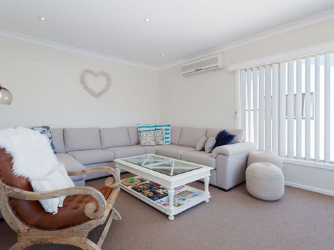 'SeaHaven', 2 Richardson Ave - Large Home With Aircon, Smart TV, WIFI, Netflix & Boat Parking - Holiday Jervis Bay 2
