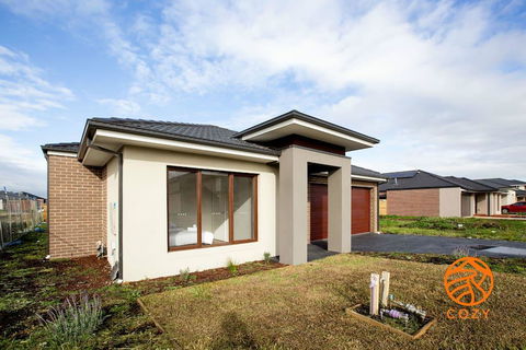 109, Cozy Cranbourne Family House, 5Bed2Bath2Parking - Holiday Jervis Bay 0